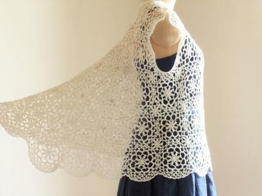 後ろフレアのレーシーチュニック