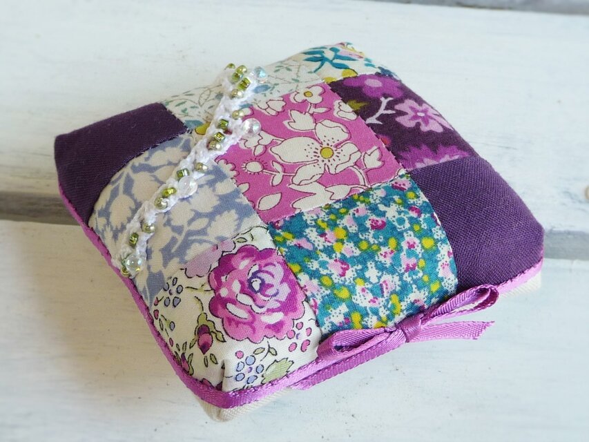 紫のリバティプリント　ピンクッション