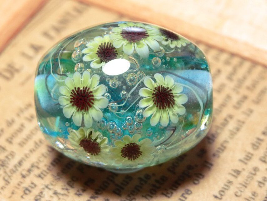 ひまわりのとんぼ玉（ガラス玉） | iichi 日々の暮らしを心地よくする