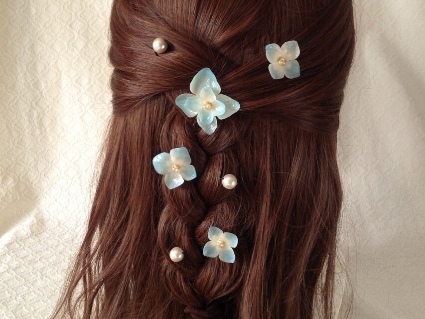 染め花を樹脂加工したアジサイのスパイラルヘアピンセット・パールUピン付(水色)