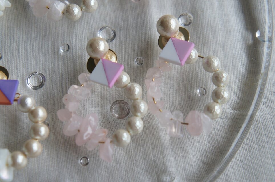 ツートンカラーのイヤリング（ピンク×ホワイト)(ピアスに変更可)