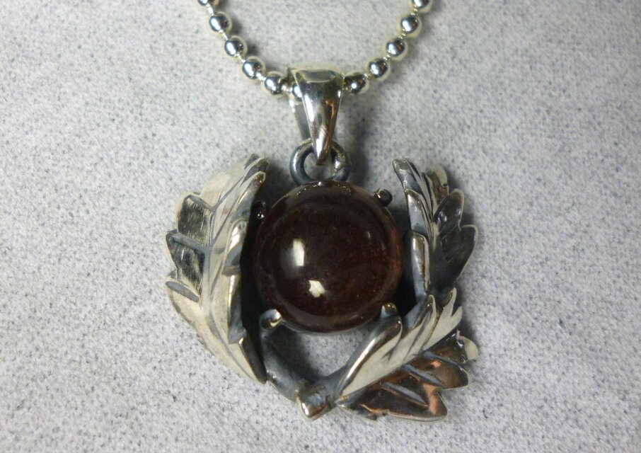 赤いガラスと葉っぱのペンダント