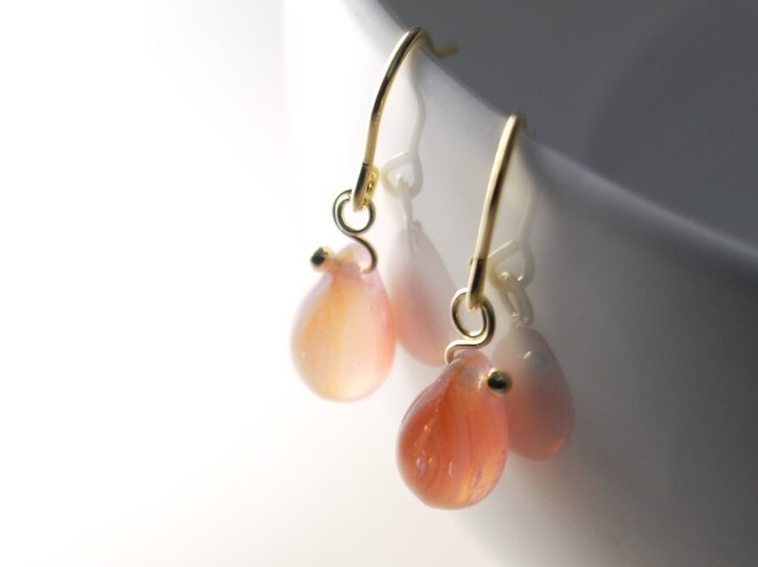 チェコガラスのしずくピアス　水蜜桃