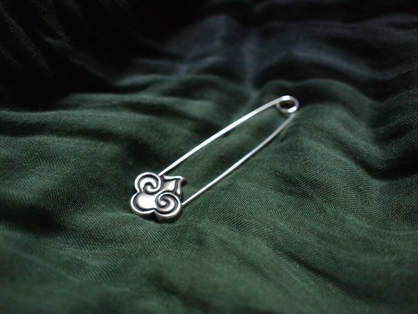 ブローチ〈KUMO〉