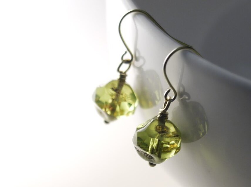 欠片っぽいチェコビーズのピアス オリーブ