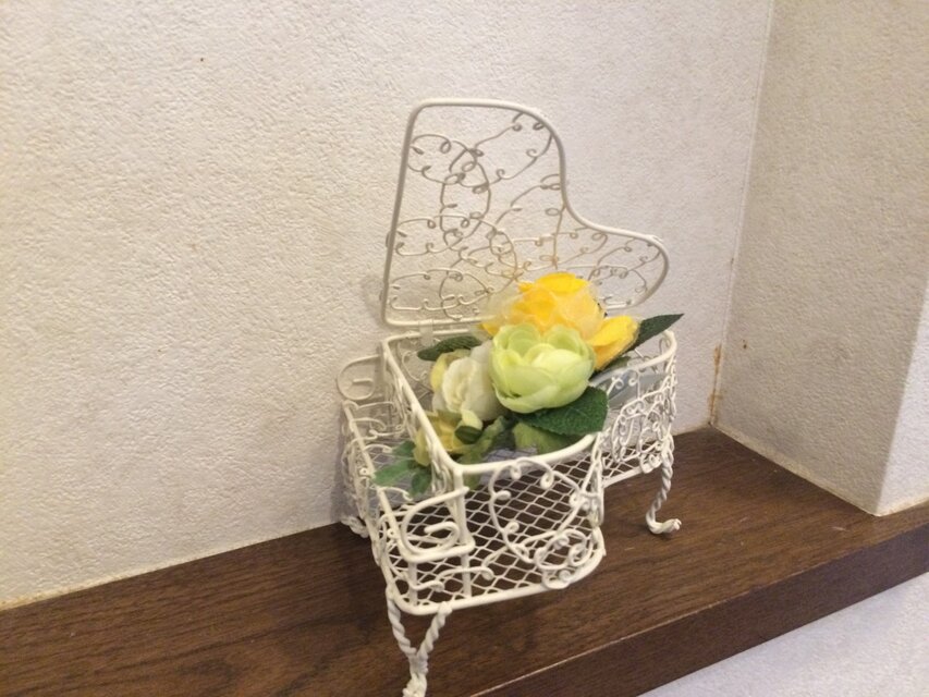 コサージュ入り白いピアノ（黄色）