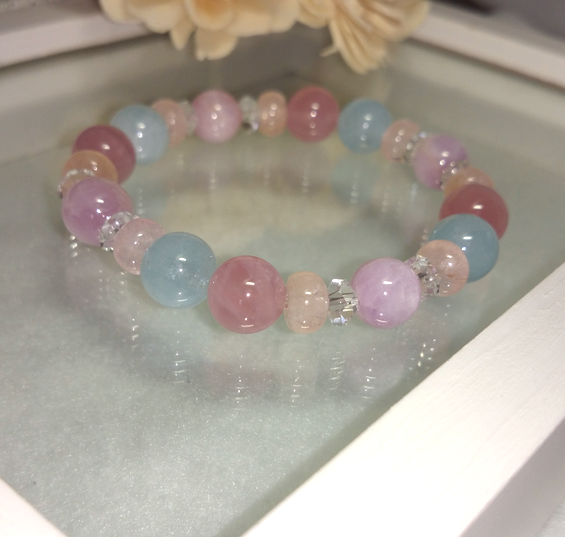 アクアマリンとピンクの石ブレスレット