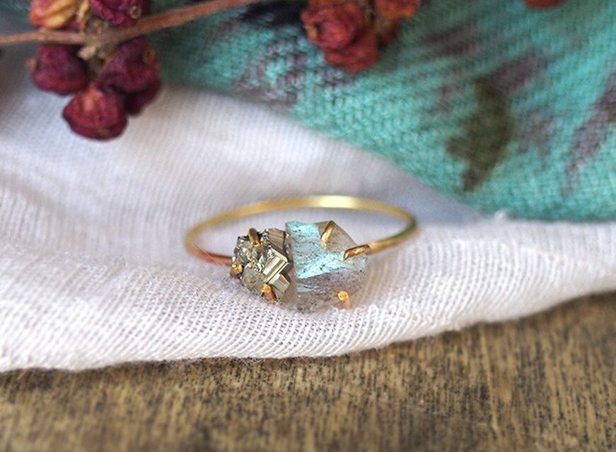 原石のラブラドライトとパイライトのリング