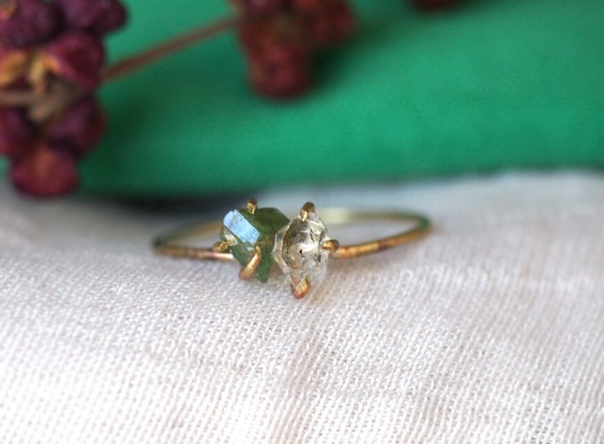 原石のエメラルドとダイヤモンドクォーツのリング