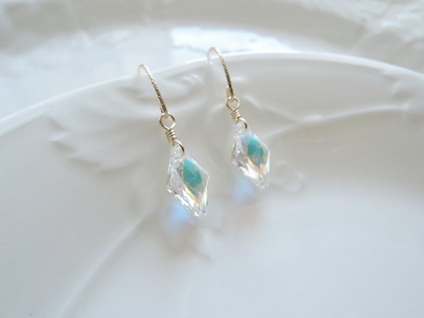 キラキラ感が素敵な14KGFフックピアス　スワロフスキークリスタルAB　ダイヤモチーフ（914）