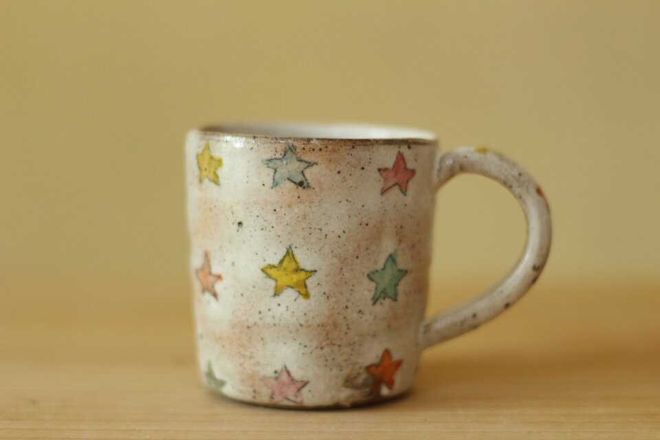 粉引きカラフルほしのカップ。