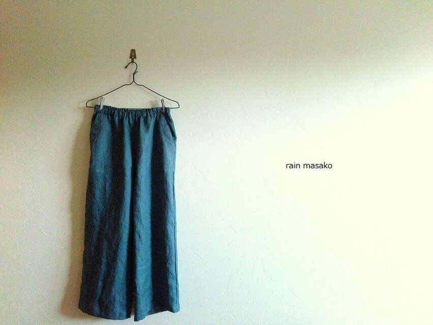 深い緑のリネンのワイドパンツ