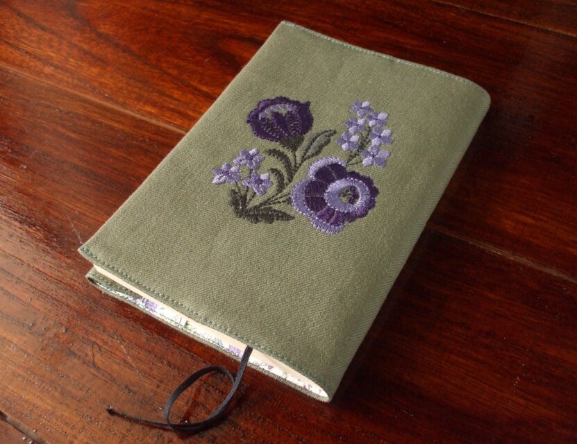 難あり◆紫花刺繍の文庫本ブックカバー　グリーン