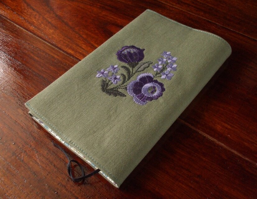 紫花刺繍の新書ブックカバー　グリーン