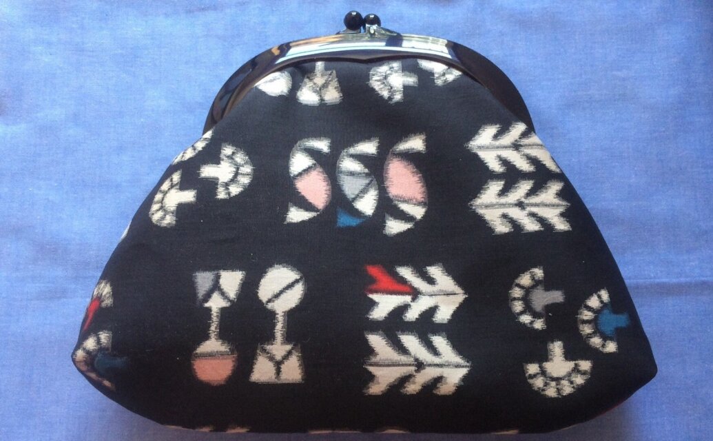 がまぐち クラッチバッグ　かわいいレトロ銘仙