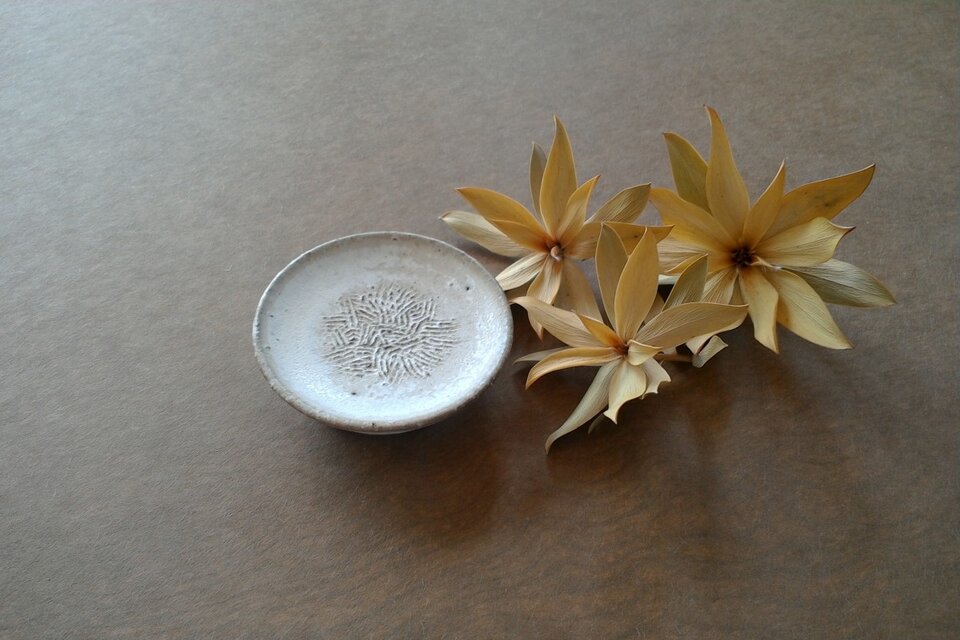 櫛模様豆皿　白マット