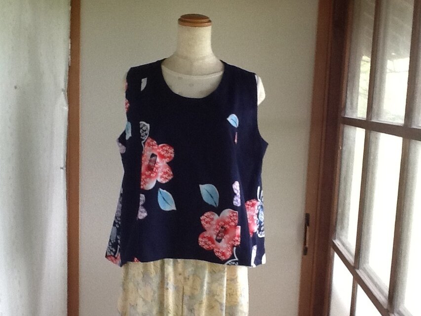 紺地にお花が可愛いタンクトップ