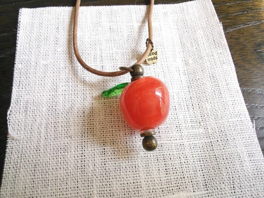 ガラスの赤りんごネックレス