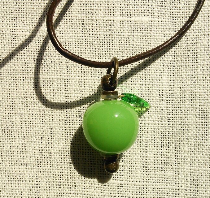 ガラスの青りんごネックレス