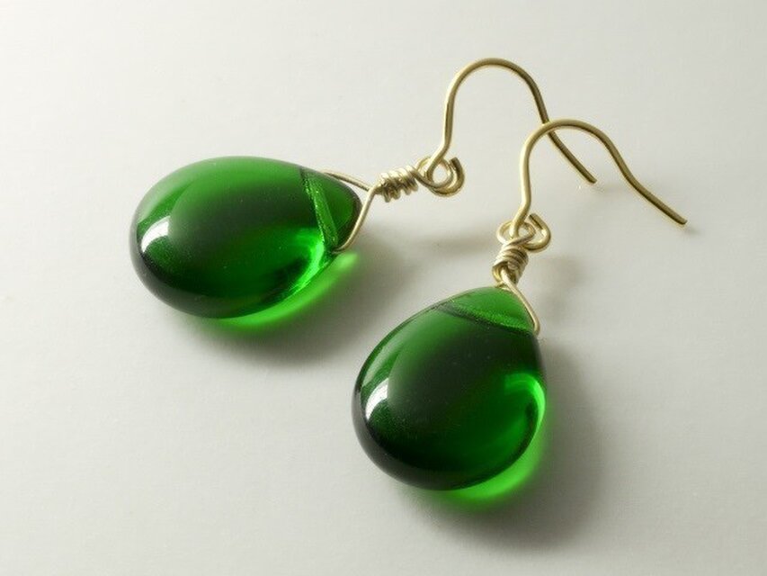 チェコフラットドロップのピアス　みどり