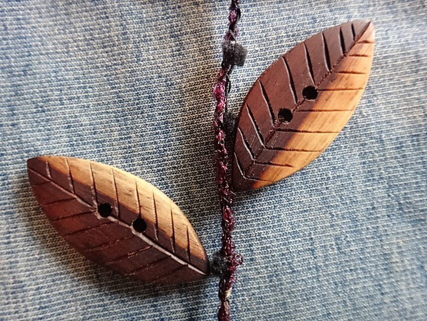 紫檀のボタン　葉っぱ２個セット　バイカラー