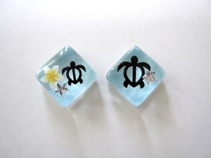 ハワイアン＊星がきらり ホヌとプルメリアのガラスタイルピアス／イヤリング