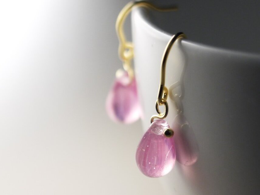 チェコガラスのしずくピアス　氷いちご