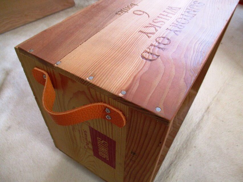 新作】ウイスキー木箱を使った動くサイドテーブル | iichi 日々の