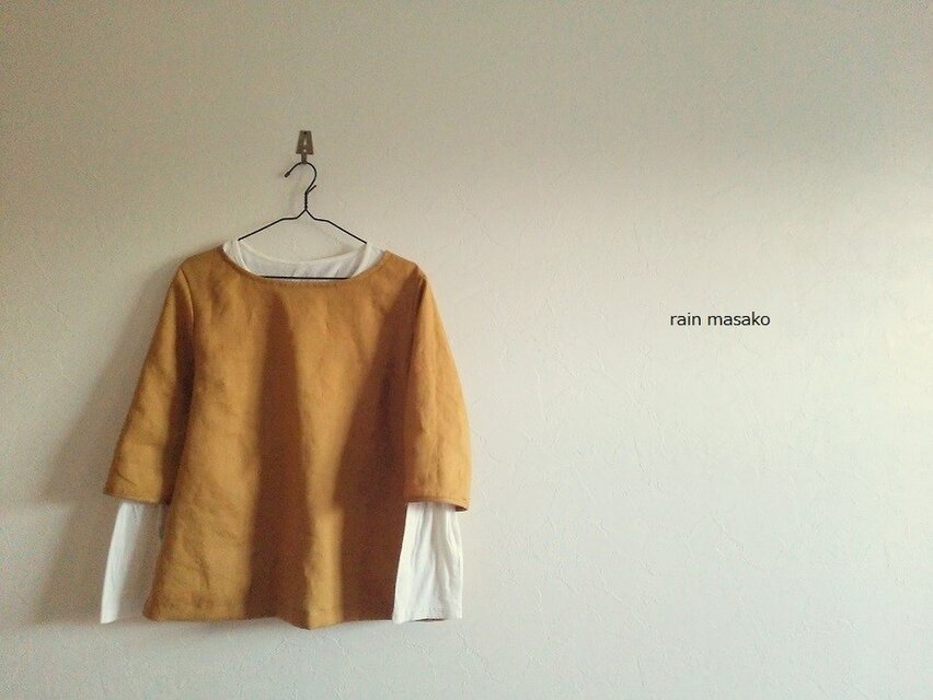 マスタードリネンの七分袖のオーバーブラウス