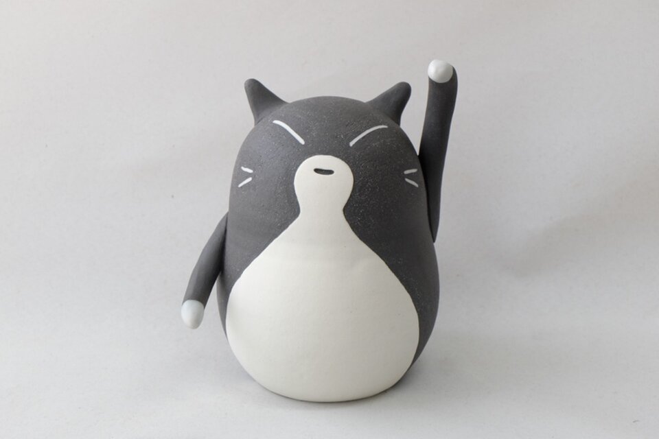 招き猫(中・左手） / 陶器の招き猫、お客さんや友達など人を招くといわれる左手あげ