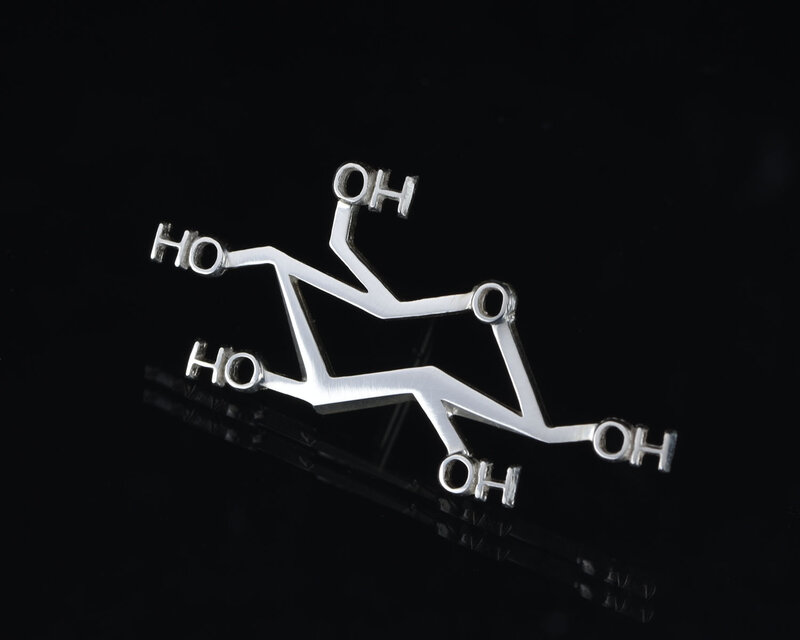 β‐グルコース イス型 化学式アクセサリー®(ピンブローチ，タイタック