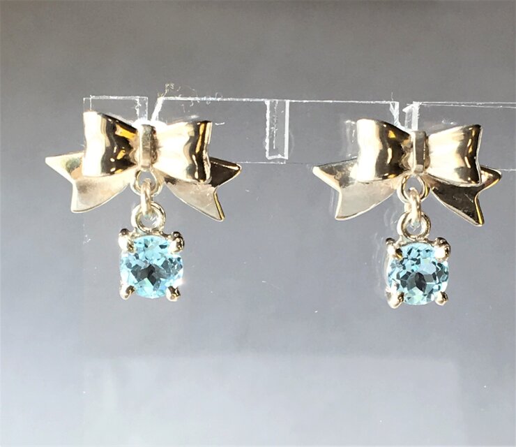 大人リボンのピアス（ブルートパーズ）