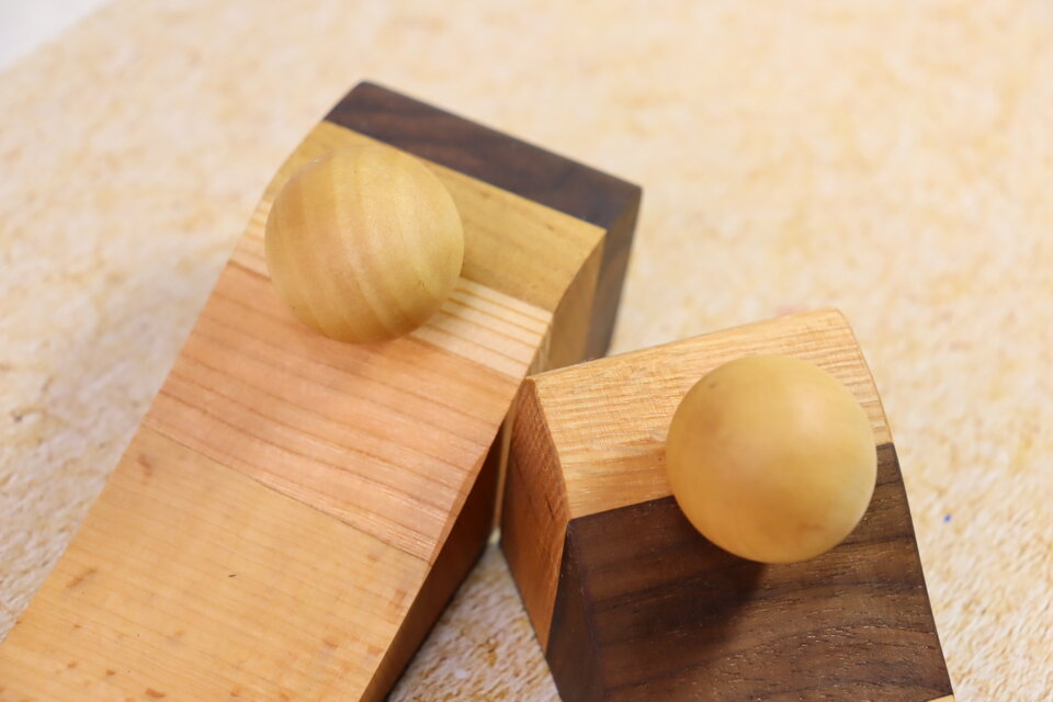 無垢の木　 親子ドアストッパー（２個一組、人気商品です！） です。