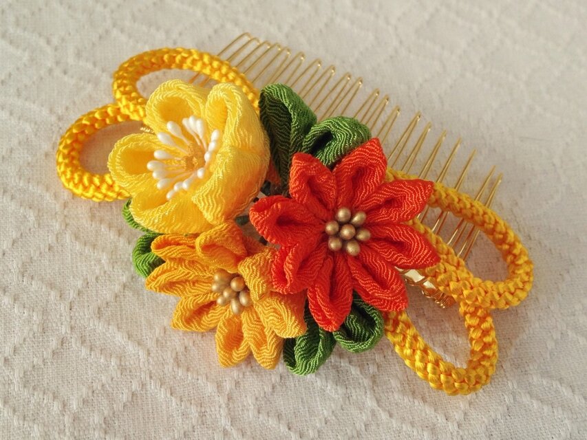 〈つまみ細工〉梅と小菊と江戸打ち紐のコーム(黄色)
