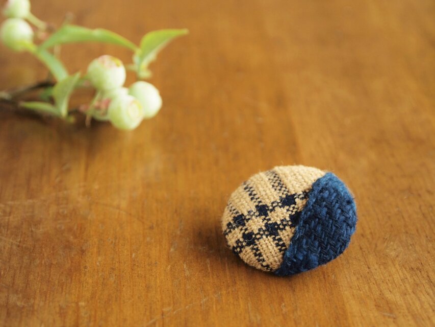 手紡ぎ手織りのブローチ　-茶綿＋藍-