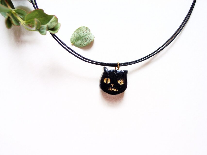 黒猫の紐ネックレス