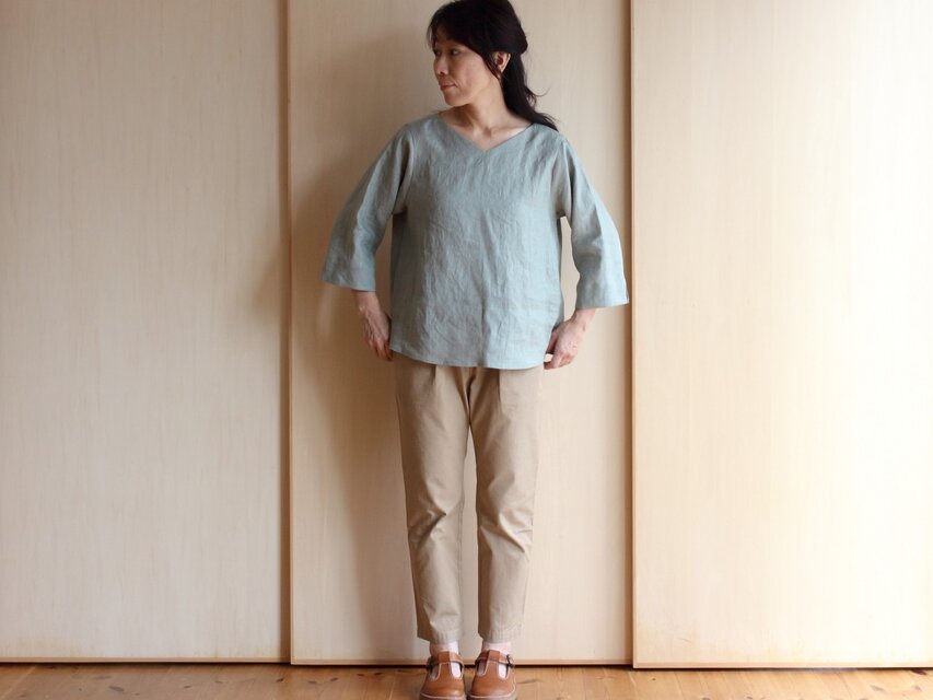上質リネンのプルオーバーブラウス・ダスティーグリーン