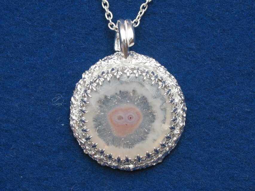 ソーラークォーツのペンダント