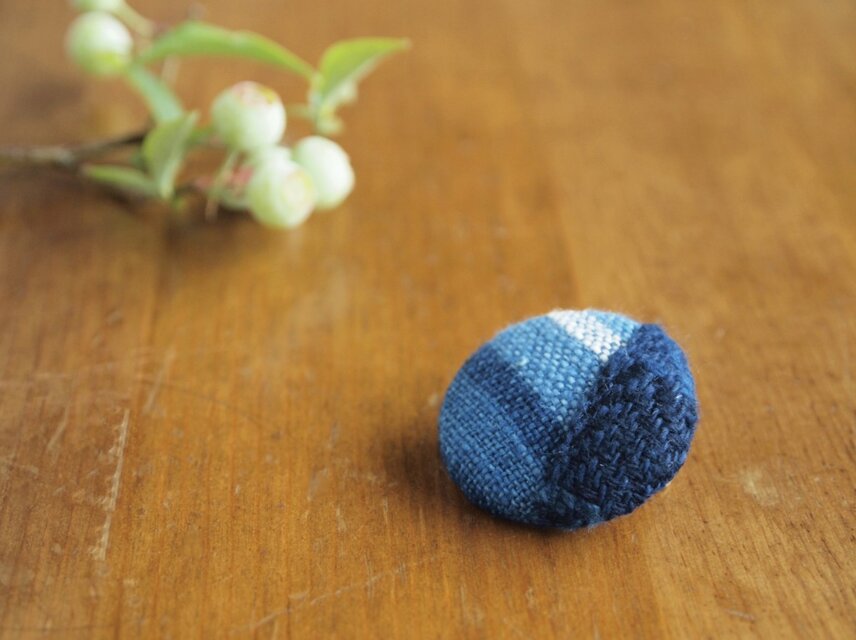 手紡ぎ手織りのブローチ　-藍-