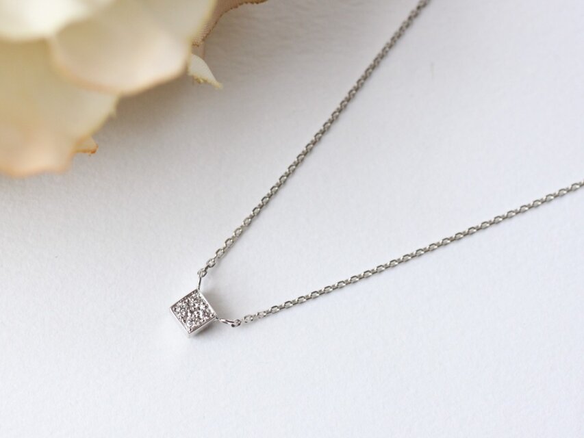 Ｋ１０ＷＧ　スクエア・ダイヤモンドネックレス