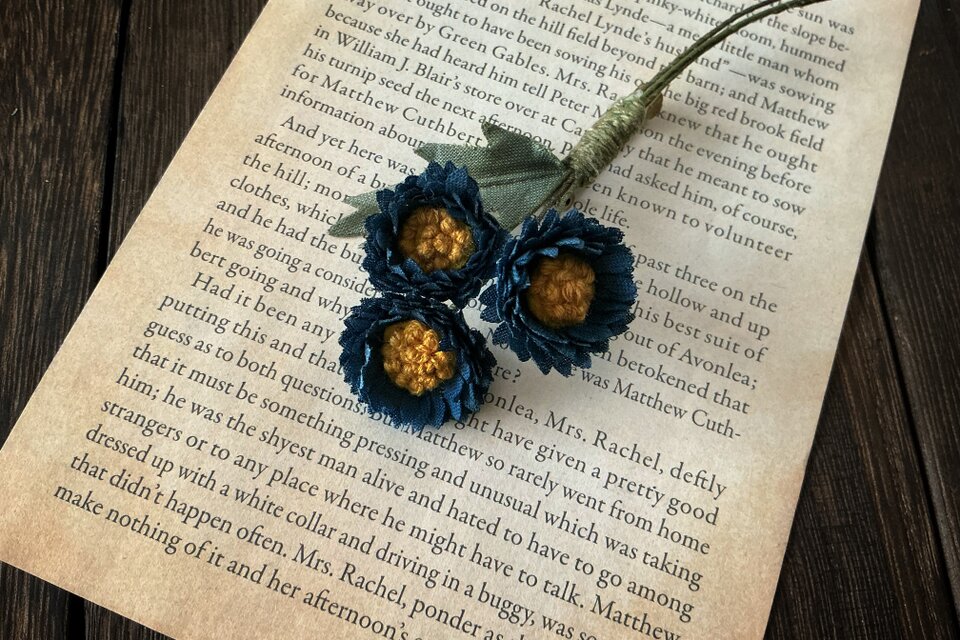 〈染め花〉秋色のmini daisyコサージュ(ネイビー)