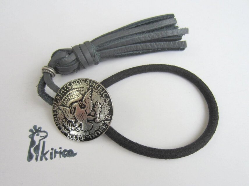 革紐タッセルとコンチョボタンのヘアゴム(グレー)