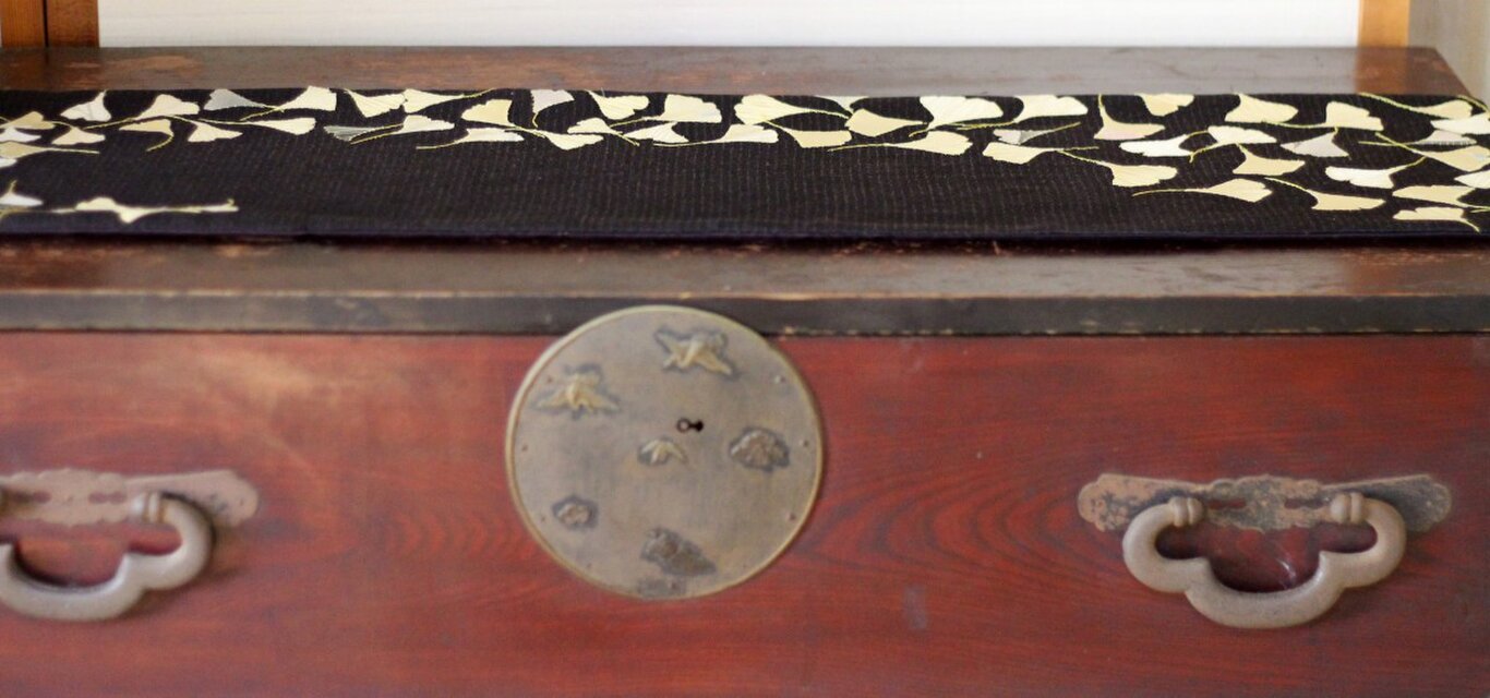 ヴィンテージ着物のテーブルセンター　錦秋に銀杏はらはらと