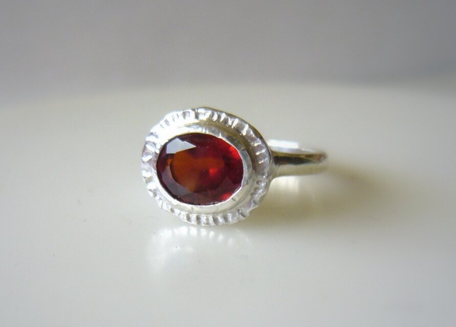 ヘソナイトガーネットの指輪