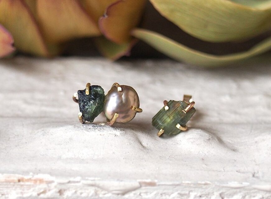 原石のグリーントルマリンとグレーパールのピアス