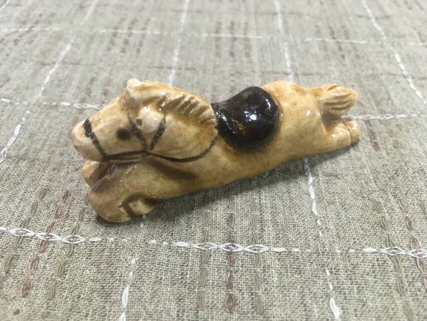 陶　うま　箸置き（栗茶）