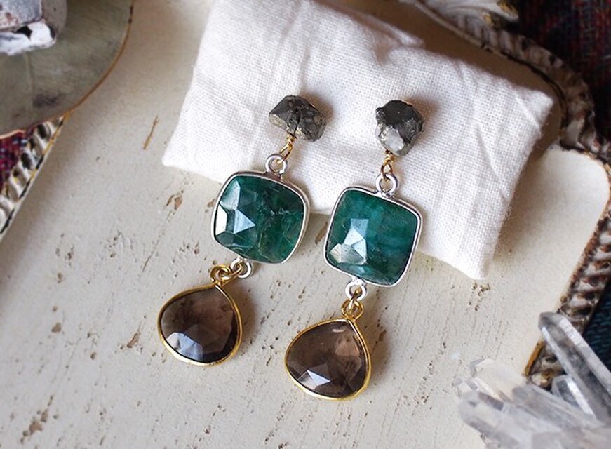 エメラルドとスモーキークォーツのピアス