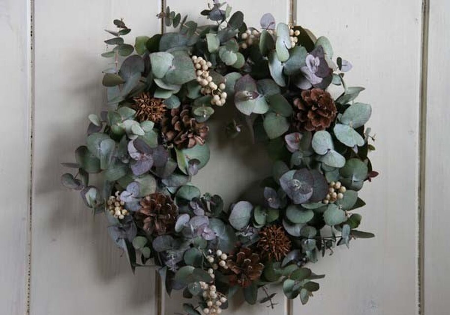 ユーカリと松ぼっくりのリース