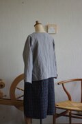 ベルギーリネンの八分袖カーディガン　グレージュ