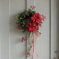 ポインセチア と サンキライ の クリスマスリース / 北欧モダン 冬の壁